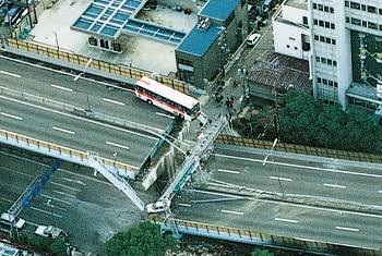 立体駐車場で車が宙吊り 運転手の70代男性を無事救助 埼玉・川越市