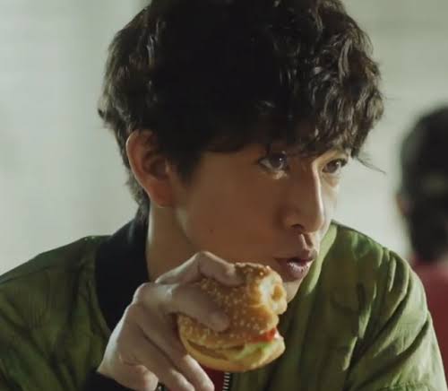 木村拓哉、スタイリッシュな髪色&貫禄のタキシード姿で「anan」表紙