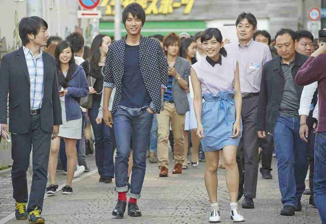 川口春奈の“横向きショット”に「ウエスト細っ」「めっちゃ綺麗」の声