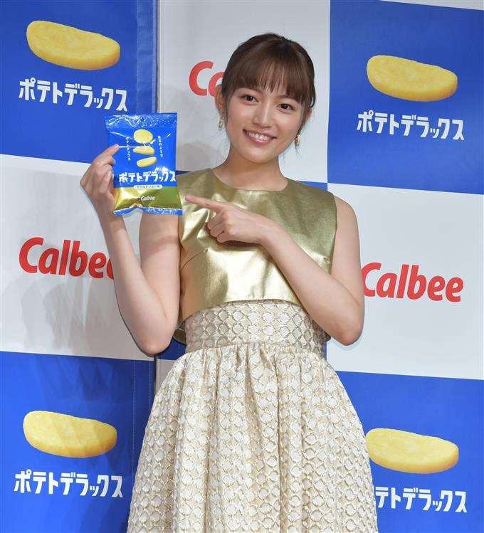川口春奈の“横向きショット”に「ウエスト細っ」「めっちゃ綺麗」の声