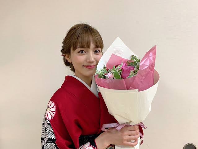 川口春奈の“横向きショット”に「ウエスト細っ」「めっちゃ綺麗」の声