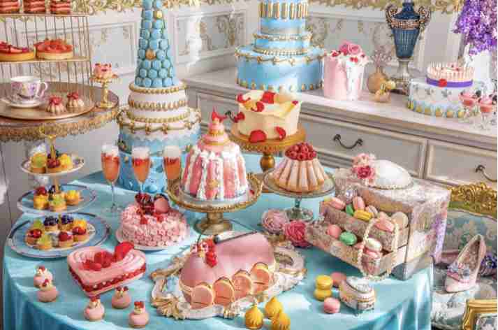 お金持ちの友達の家で出て来そうなお菓子の写真を貼ろう！