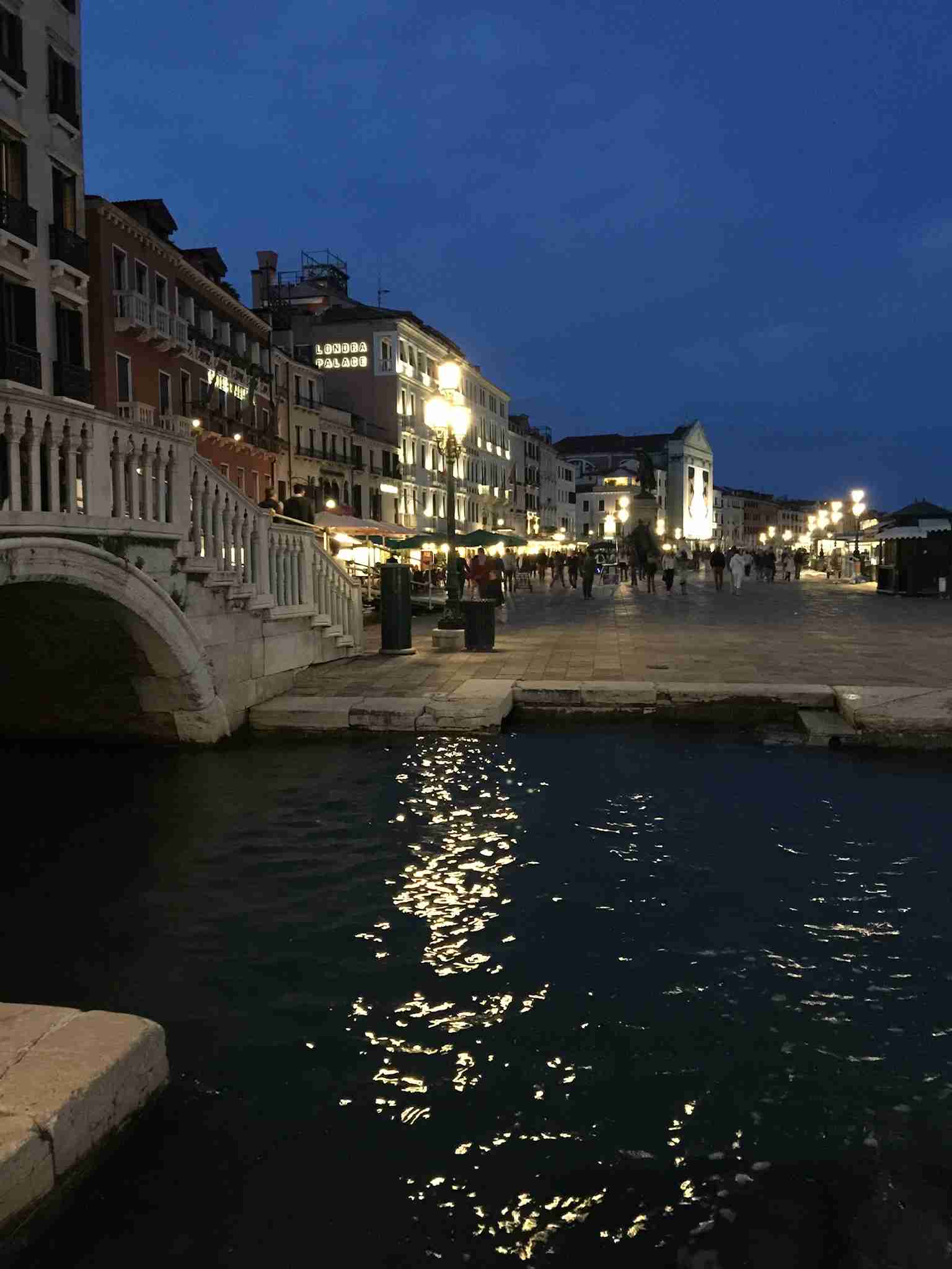 夜景の画像を観ながら夜を過ごすトピ