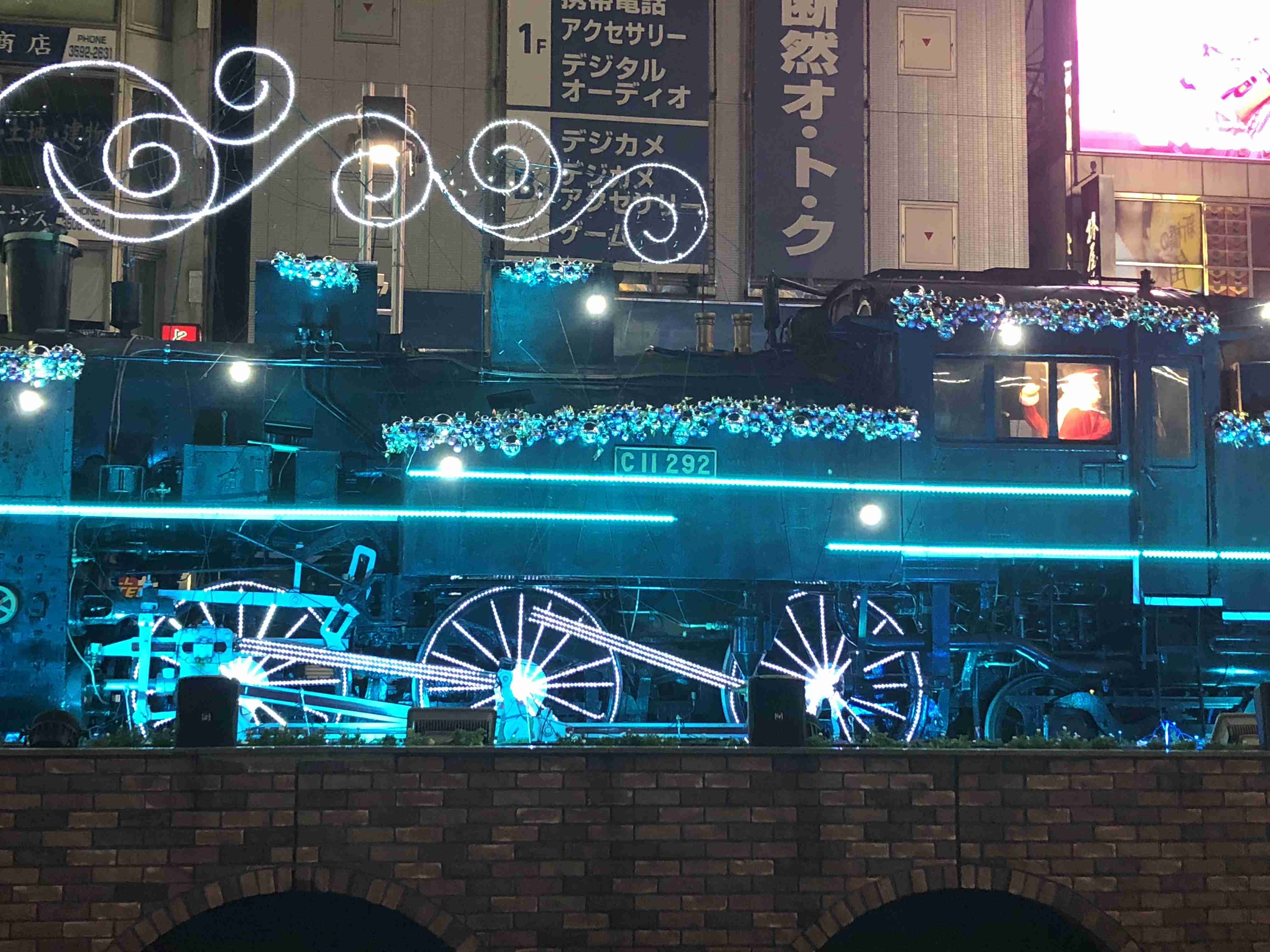 夜景の画像を観ながら夜を過ごすトピ