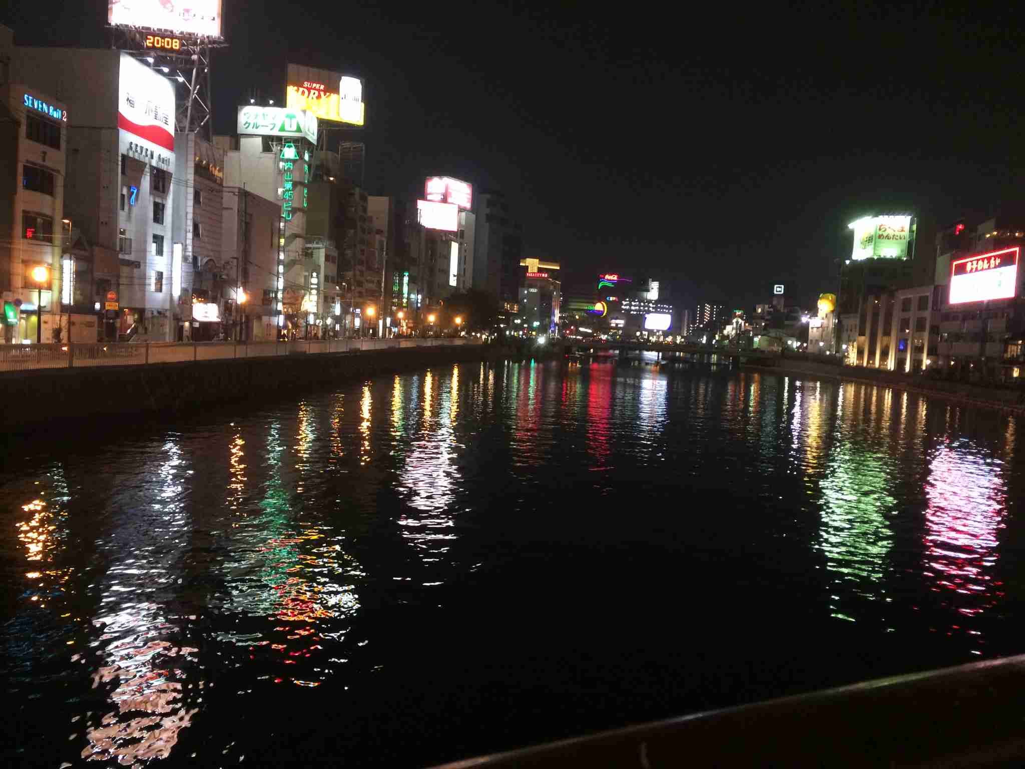 夜景の画像を観ながら夜を過ごすトピ