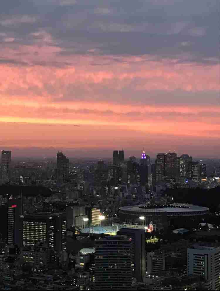 夜景の画像を観ながら夜を過ごすトピ