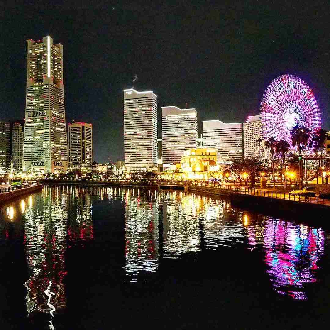 夜景の画像を観ながら夜を過ごすトピ
