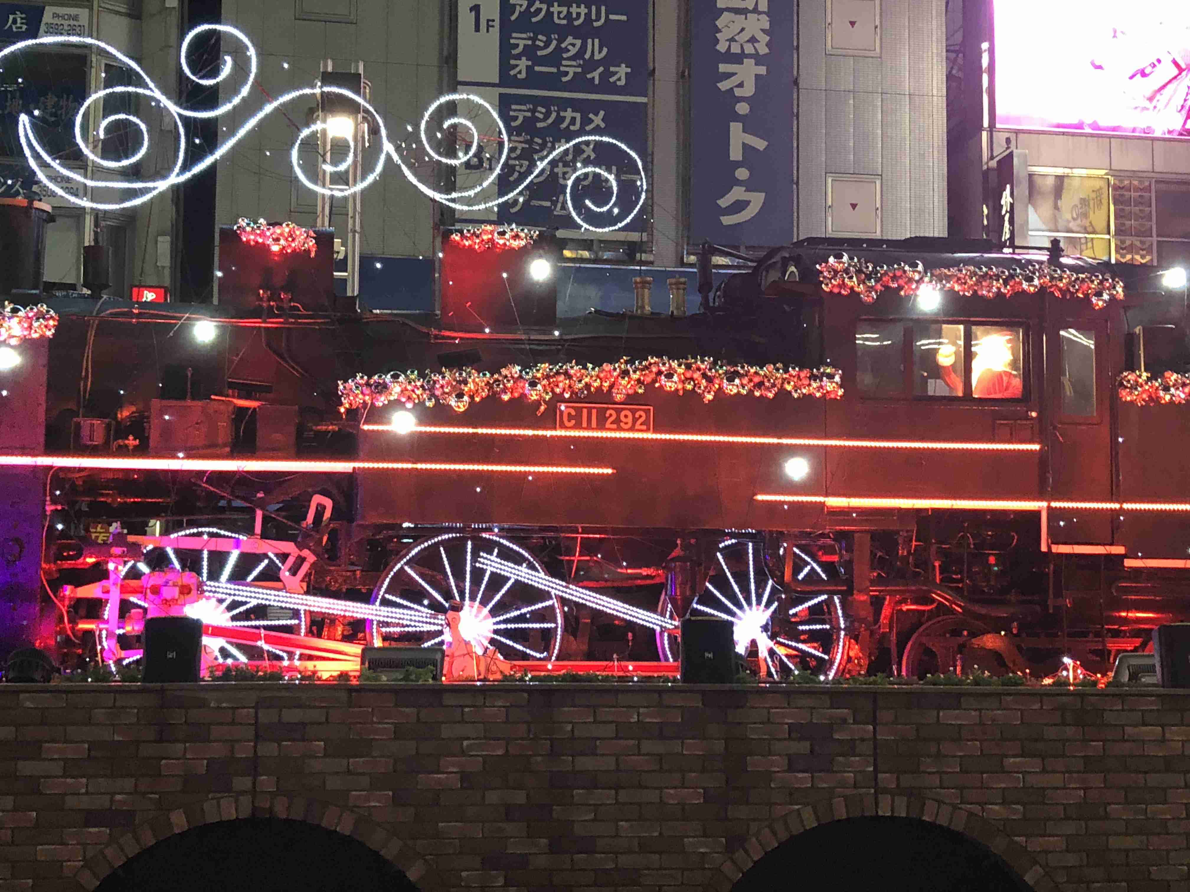 夜景の画像を観ながら夜を過ごすトピ