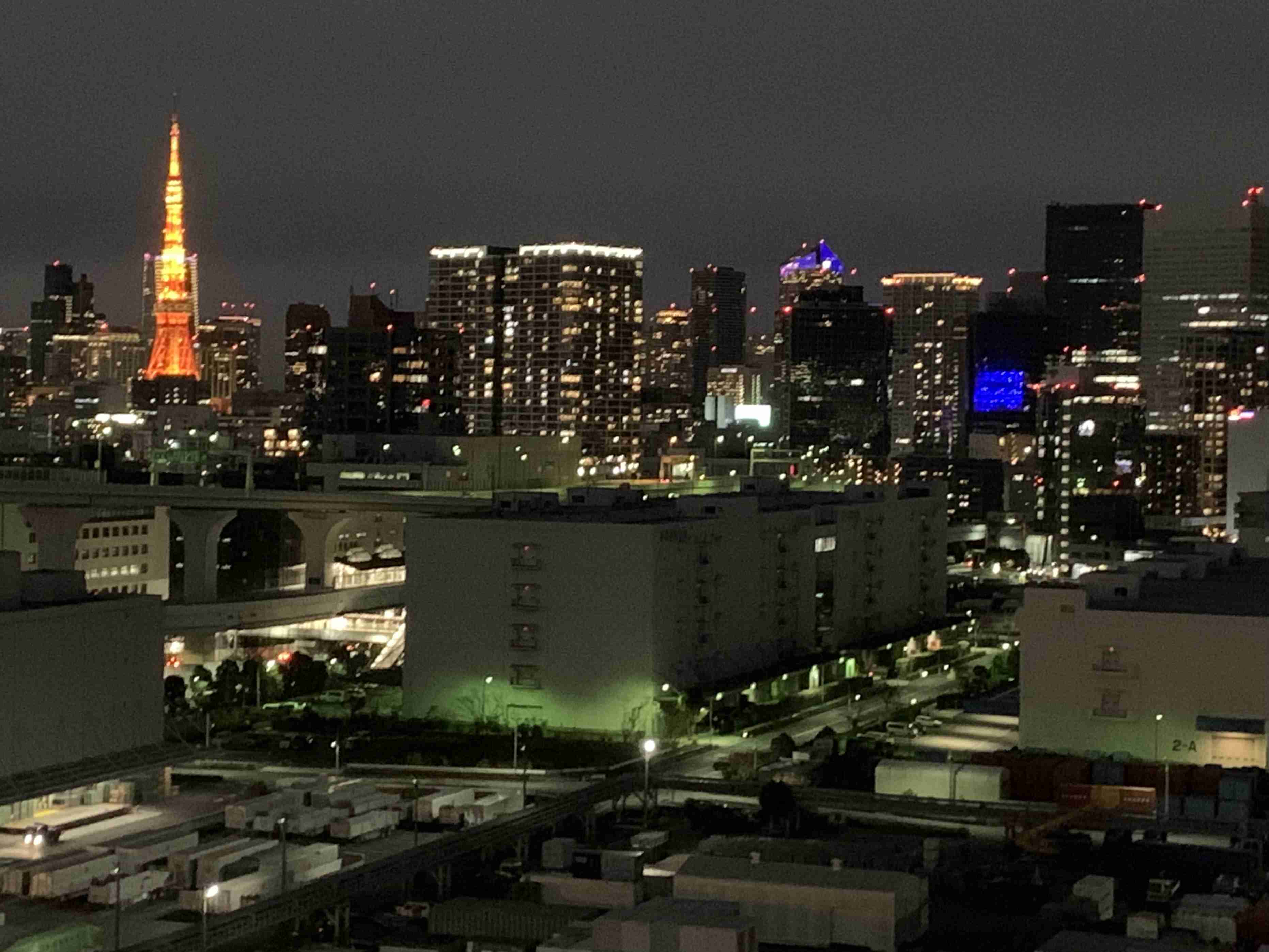 夜景の画像を観ながら夜を過ごすトピ