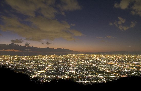 夜景の画像を観ながら夜を過ごすトピ