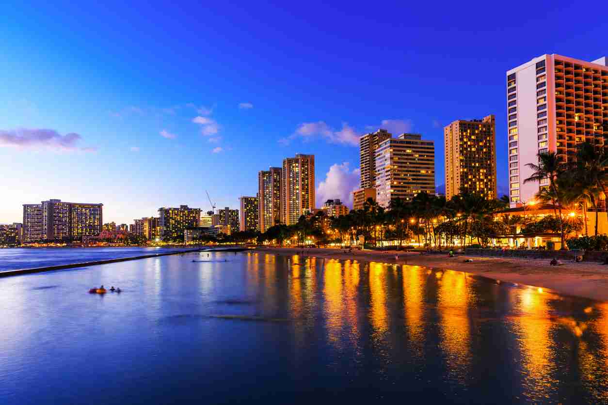 夜景の画像を観ながら夜を過ごすトピ
