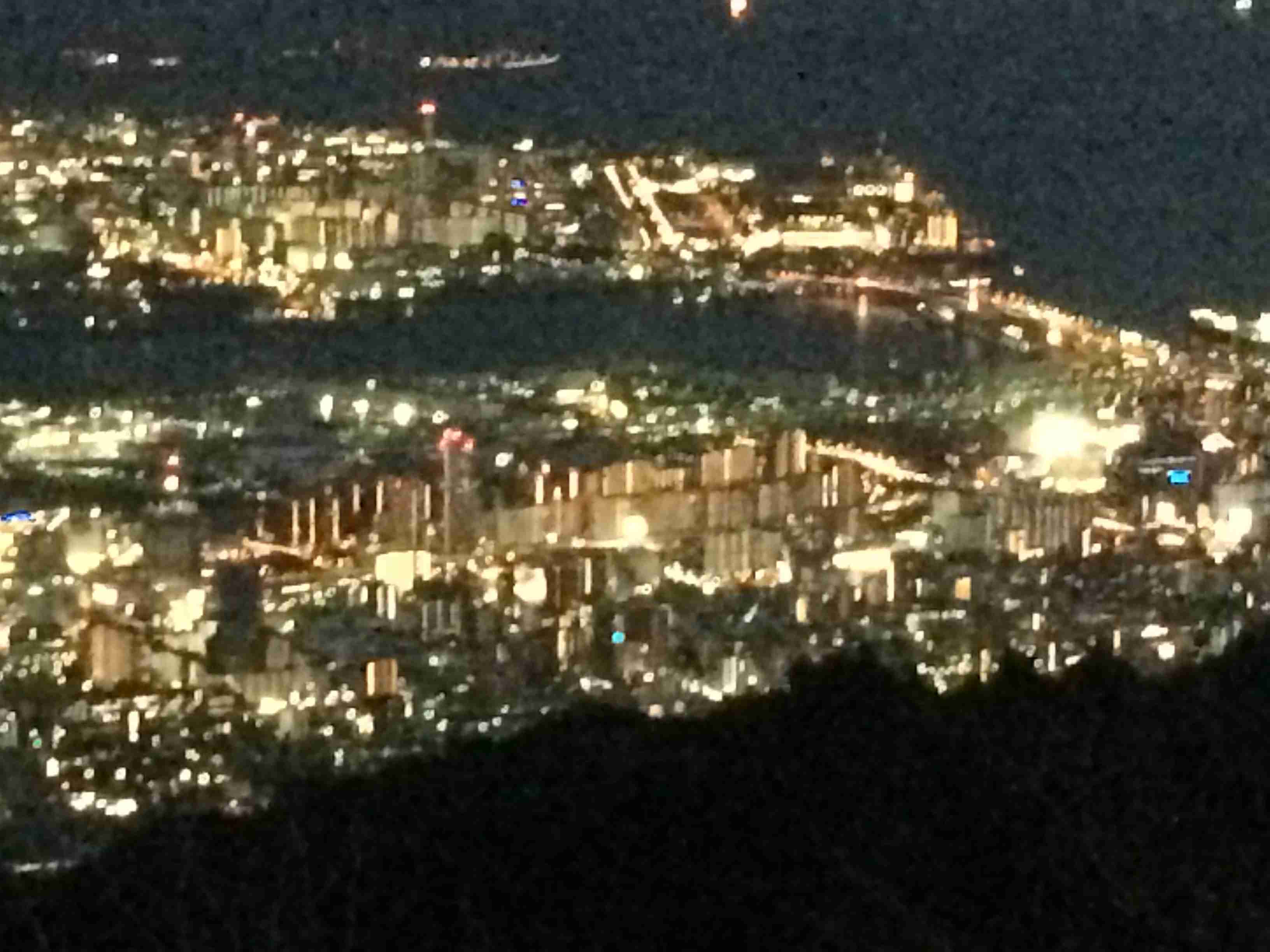 夜景の画像を観ながら夜を過ごすトピ
