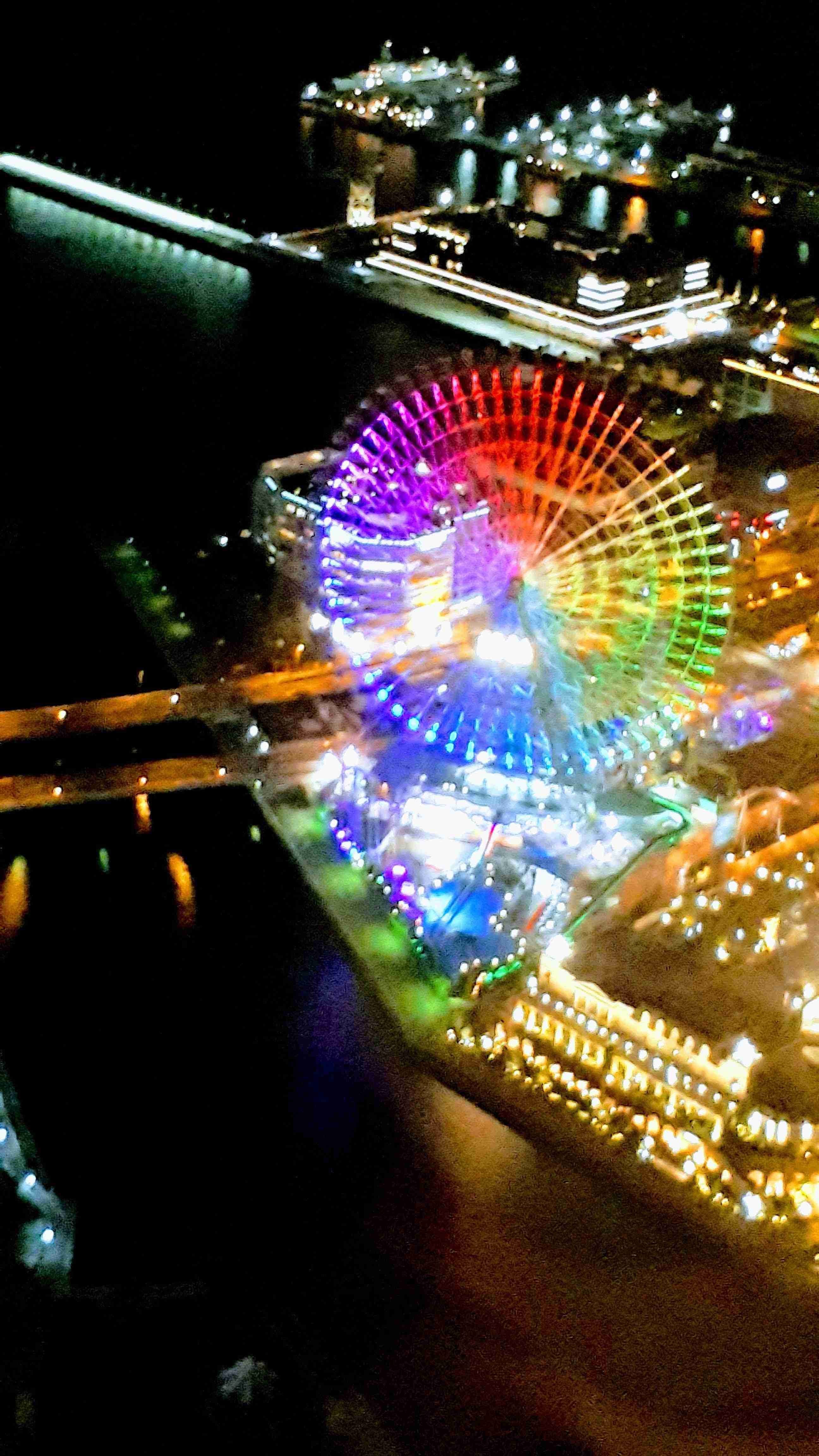 夜景の画像を観ながら夜を過ごすトピ