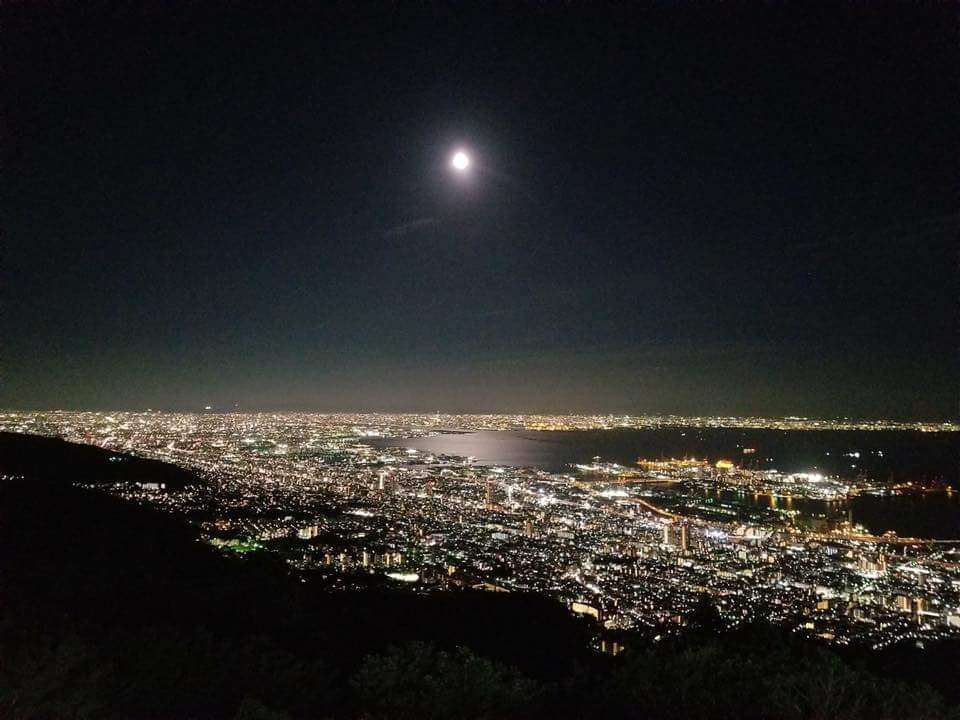 夜景の画像を観ながら夜を過ごすトピ
