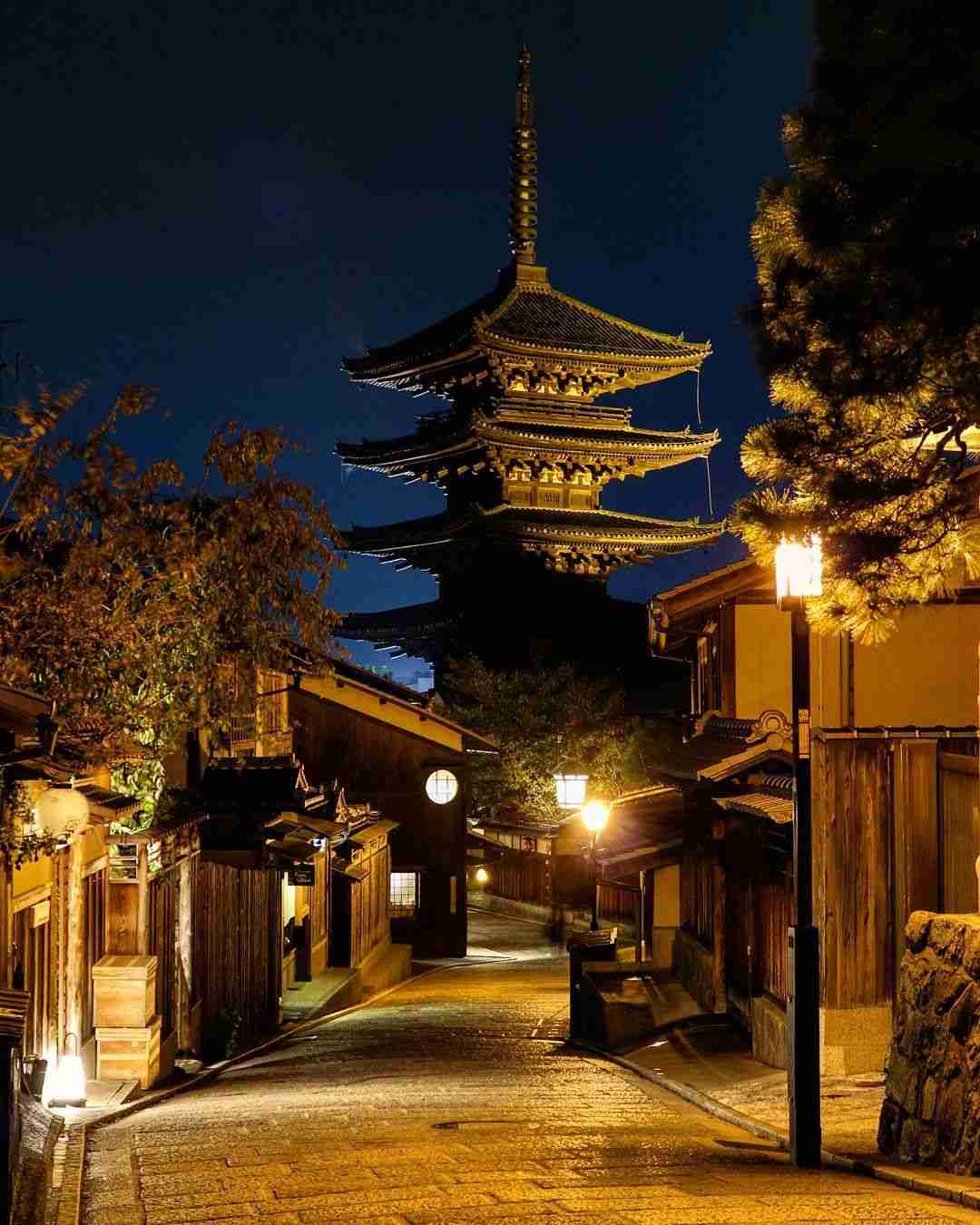 夜景の画像を観ながら夜を過ごすトピ