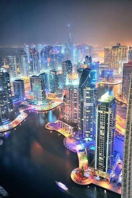 夜景の画像を観ながら夜を過ごすトピ