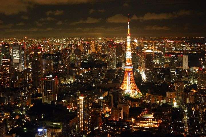 夜景の画像を観ながら夜を過ごすトピ