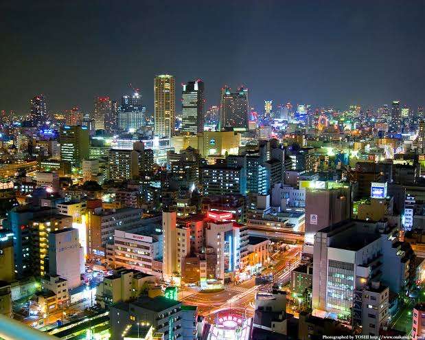 夜景の画像を観ながら夜を過ごすトピ
