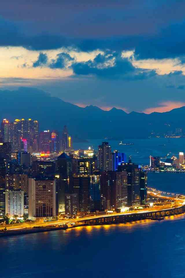 夜景の画像を観ながら夜を過ごすトピ