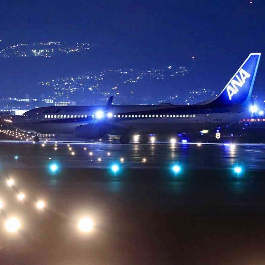 夜景の画像を観ながら夜を過ごすトピ