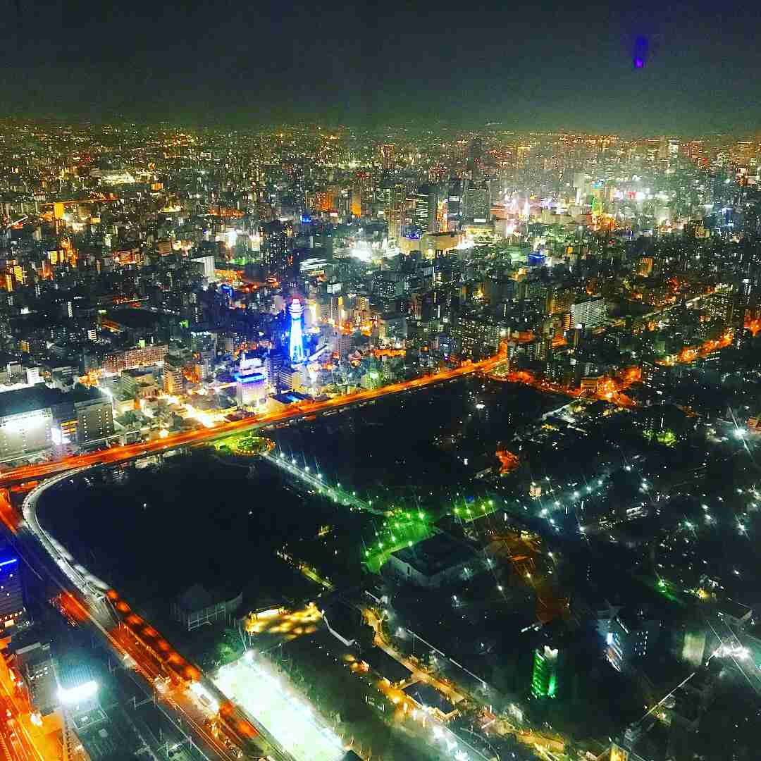 夜景の画像を観ながら夜を過ごすトピ