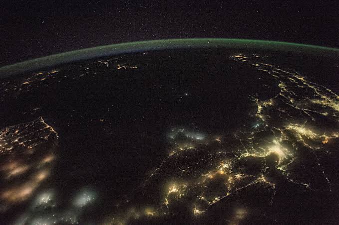 夜景の画像を観ながら夜を過ごすトピ