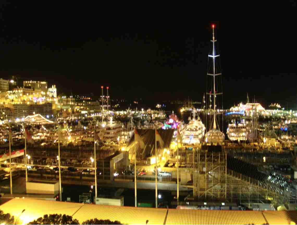 夜景の画像を観ながら夜を過ごすトピ
