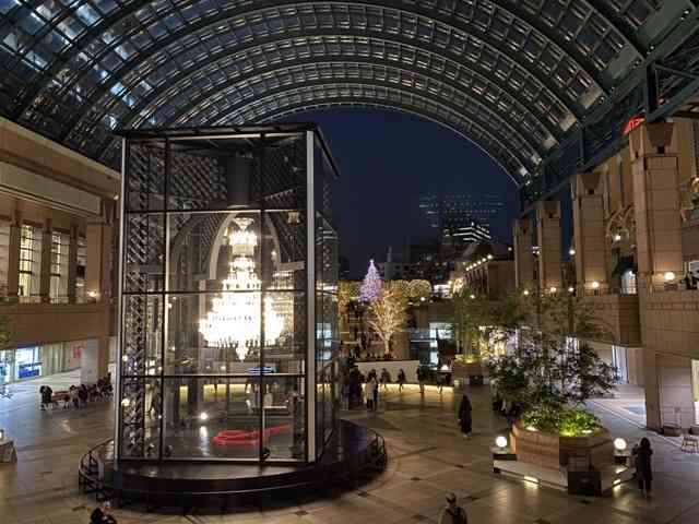 夜景の画像を観ながら夜を過ごすトピ