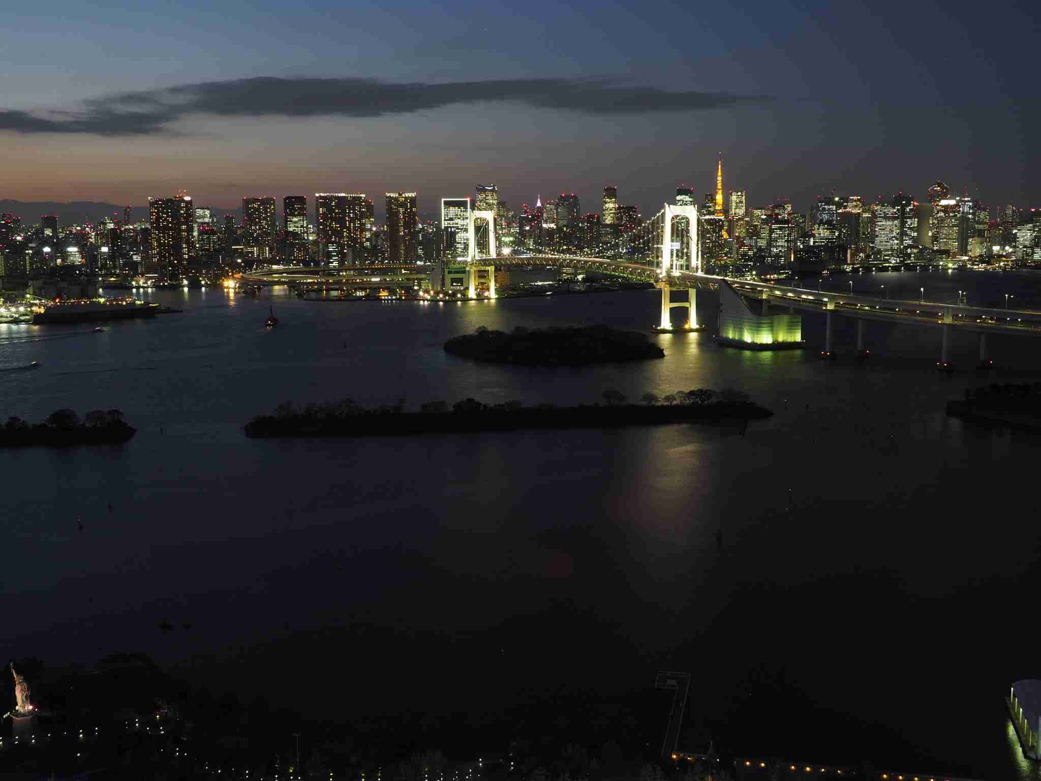 夜景の画像を観ながら夜を過ごすトピ