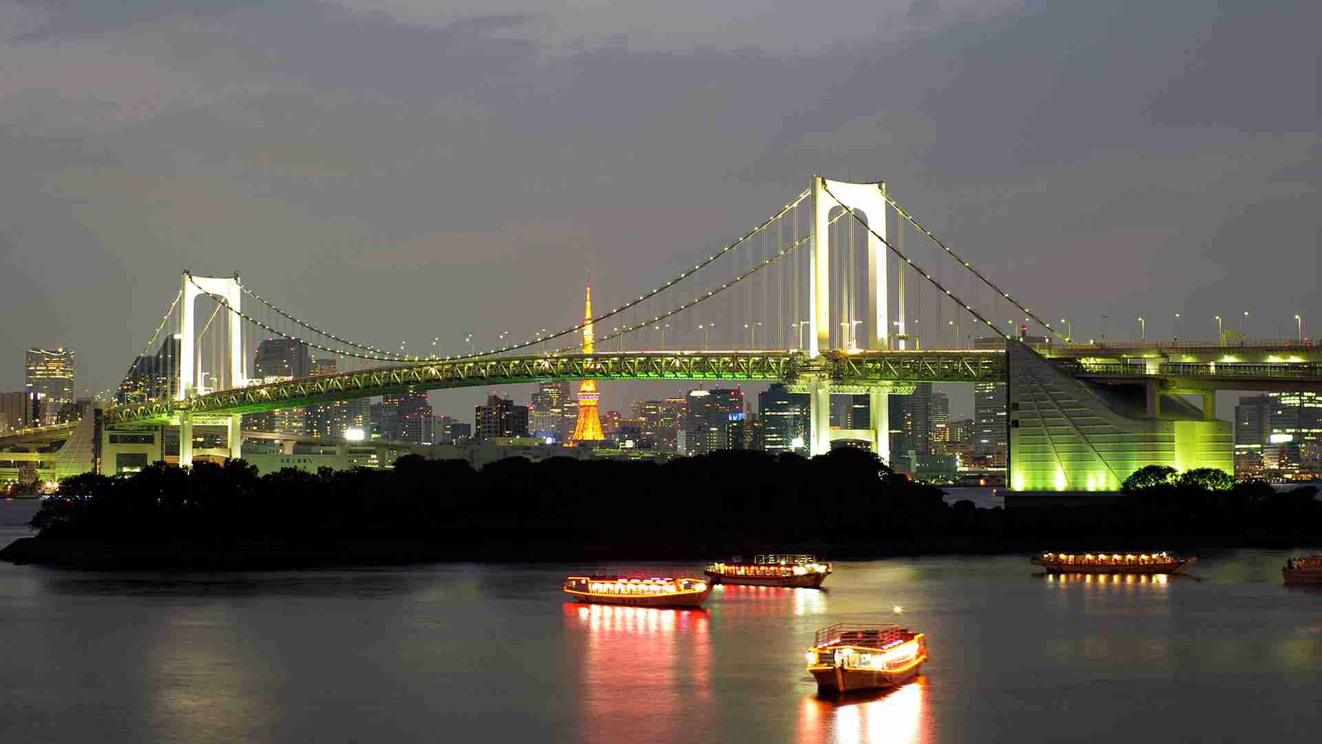 夜景の画像を観ながら夜を過ごすトピ