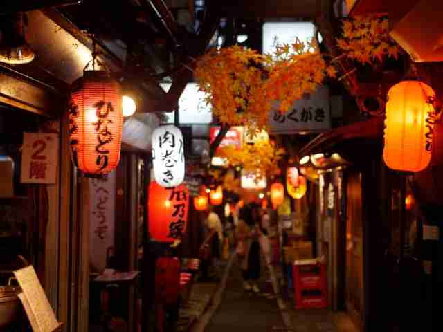 夜景の画像を観ながら夜を過ごすトピ