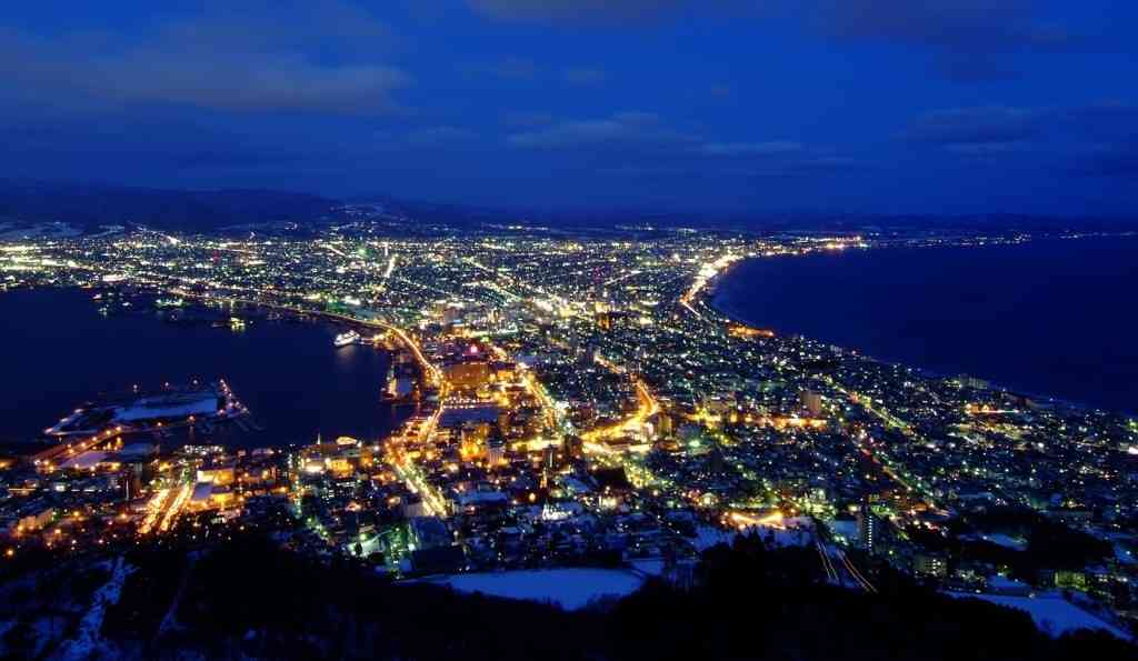 夜景の画像を観ながら夜を過ごすトピ