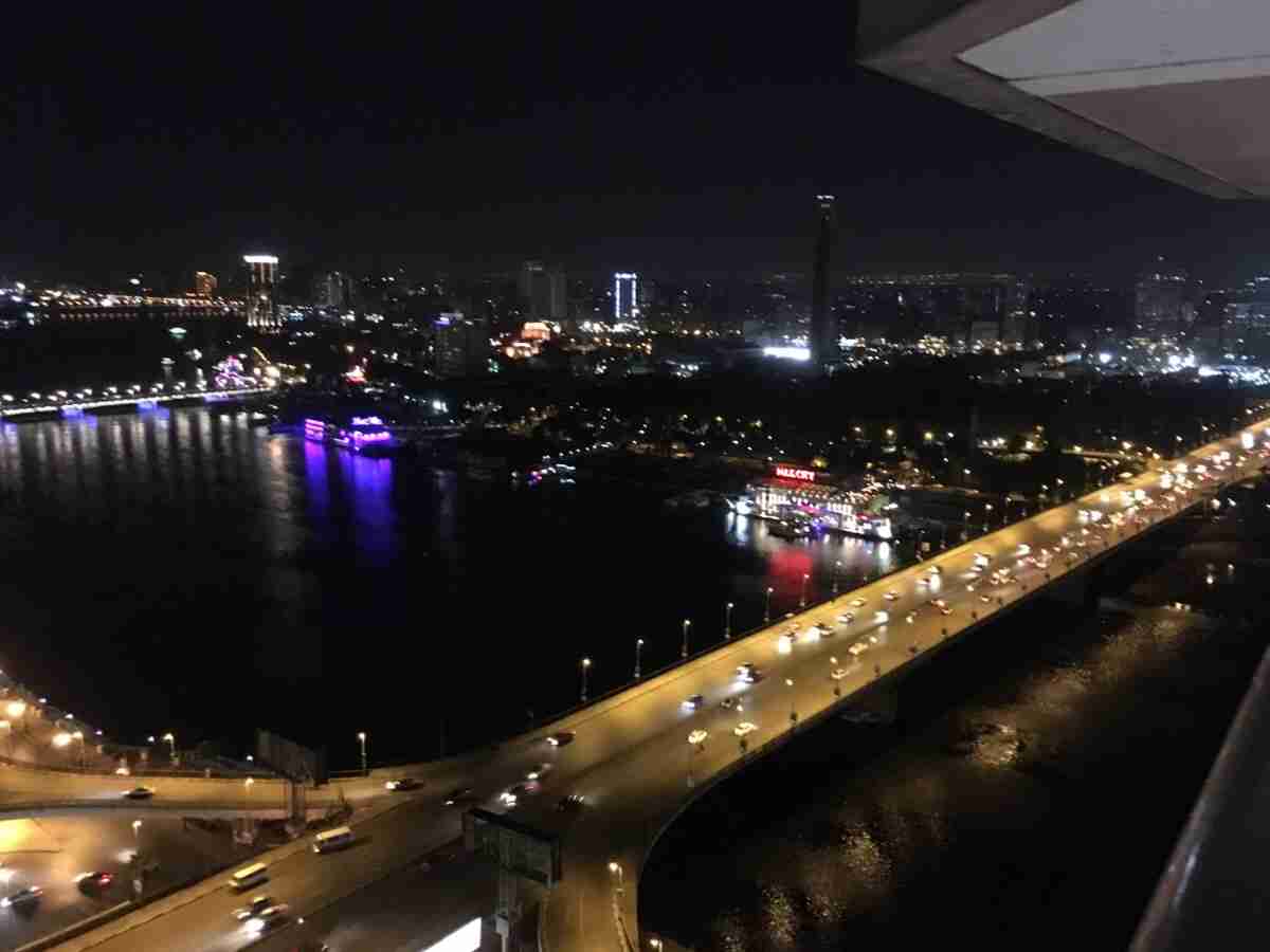 夜景の画像を観ながら夜を過ごすトピ