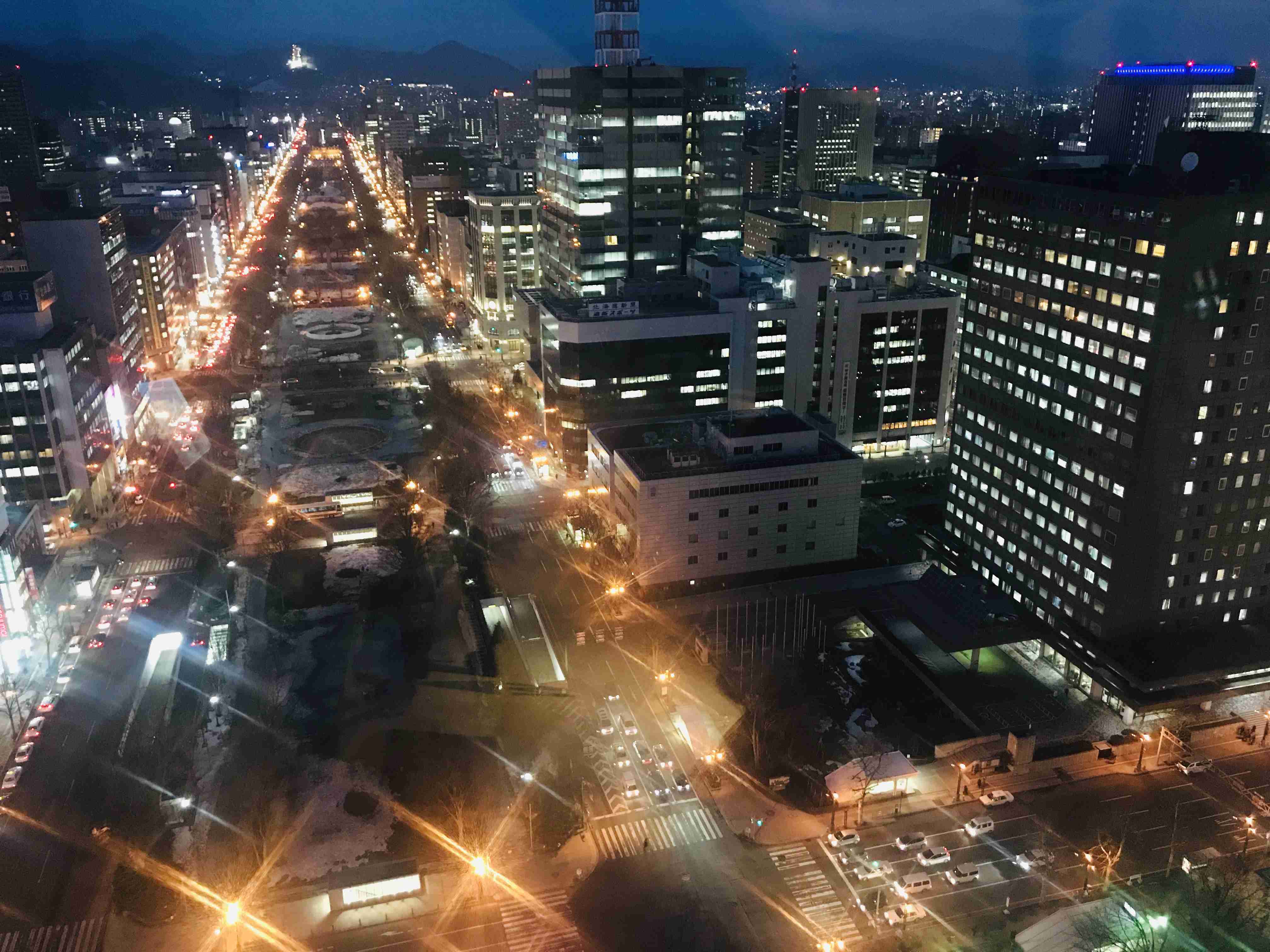 夜景の画像を観ながら夜を過ごすトピ