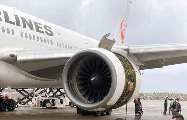 JALの777、那覇空港へ緊急着陸 左エンジン不具合で