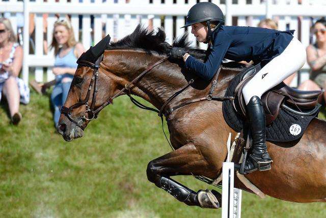 スティーブ・ジョブズの娘がモデルデビュー 才色兼備の22歳、馬術で注目も