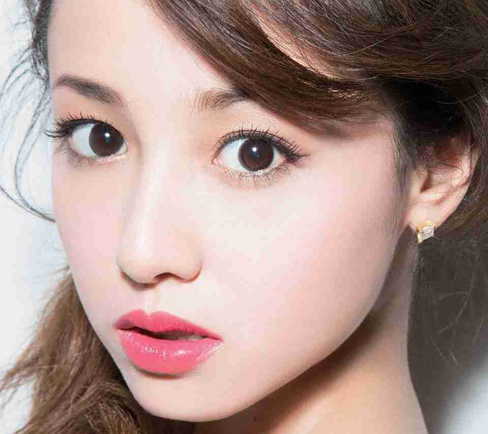 川口春奈『VOGUE GIRL』に登場 バスルームで美脚あらわ「透明感や素直な魅力を」 