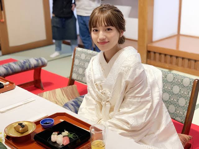 川口春奈『VOGUE GIRL』に登場 バスルームで美脚あらわ「透明感や素直な魅力を」 