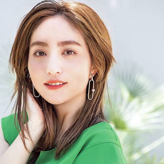 太眉卒業の井上咲楽、ポニーテールの最新ショットが「常盤貴子さんに見える」「眼力ハンパない」
