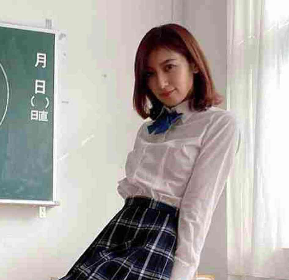 熊田曜子、女子高生のミニスカ制服を公開「生美脚が綺麗」「現役いけます！」
