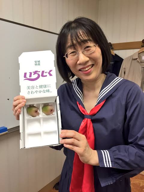 熊田曜子、女子高生のミニスカ制服を公開「生美脚が綺麗」「現役いけます！」