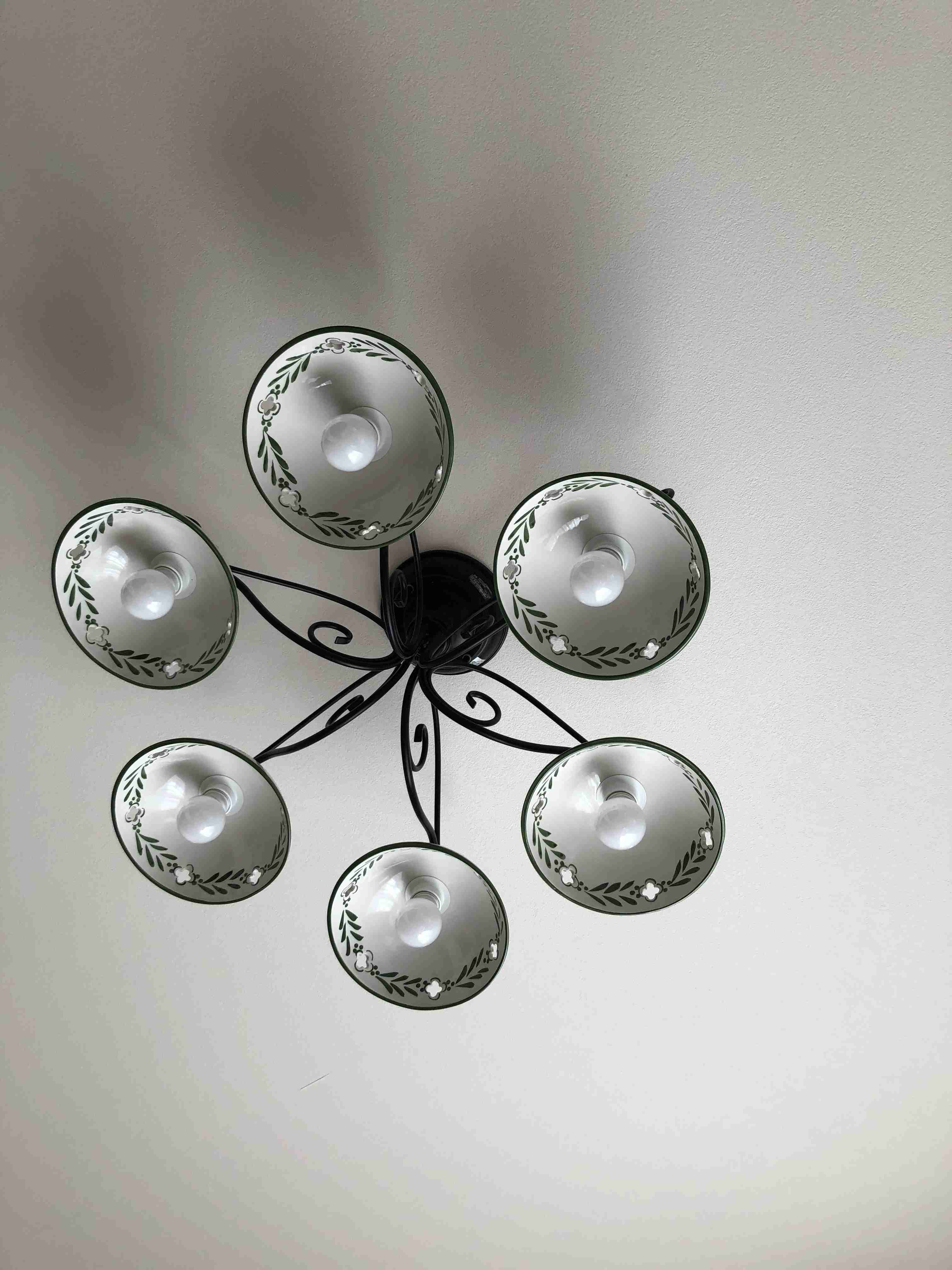 お部屋の天井を見せてください