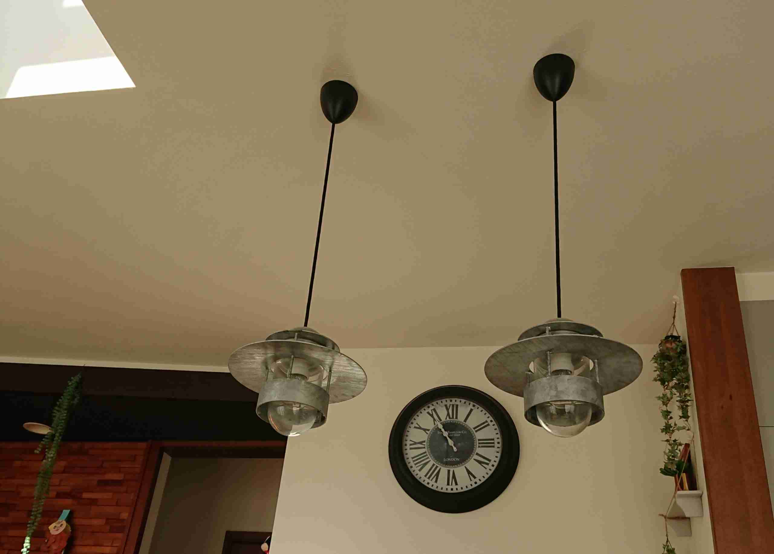 お部屋の天井を見せてください