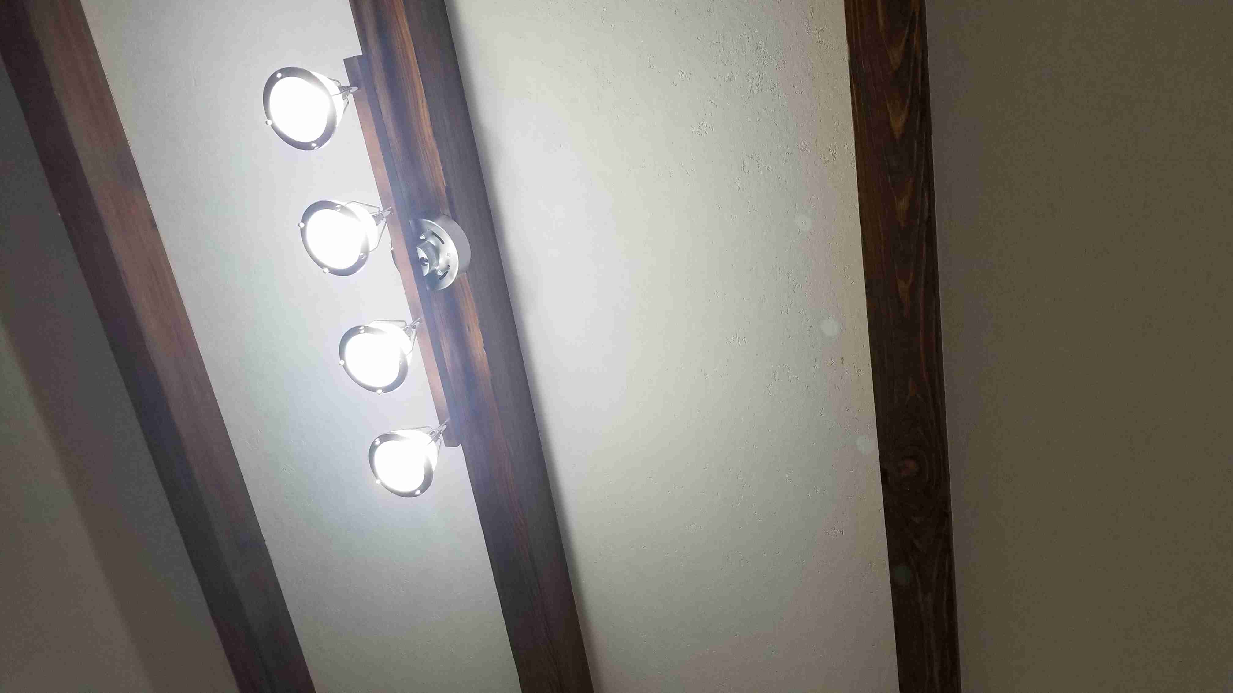 お部屋の天井を見せてください