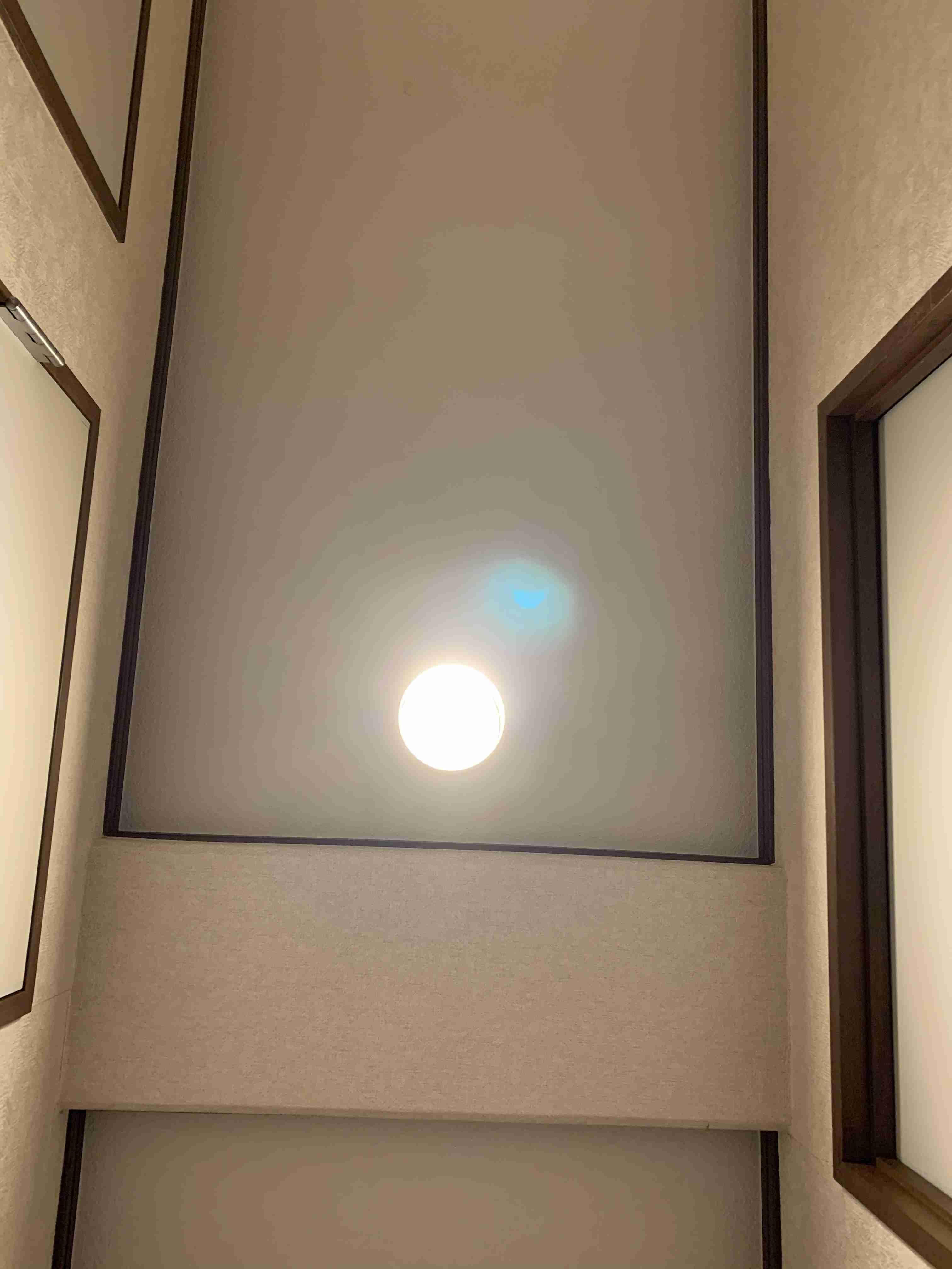 お部屋の天井を見せてください