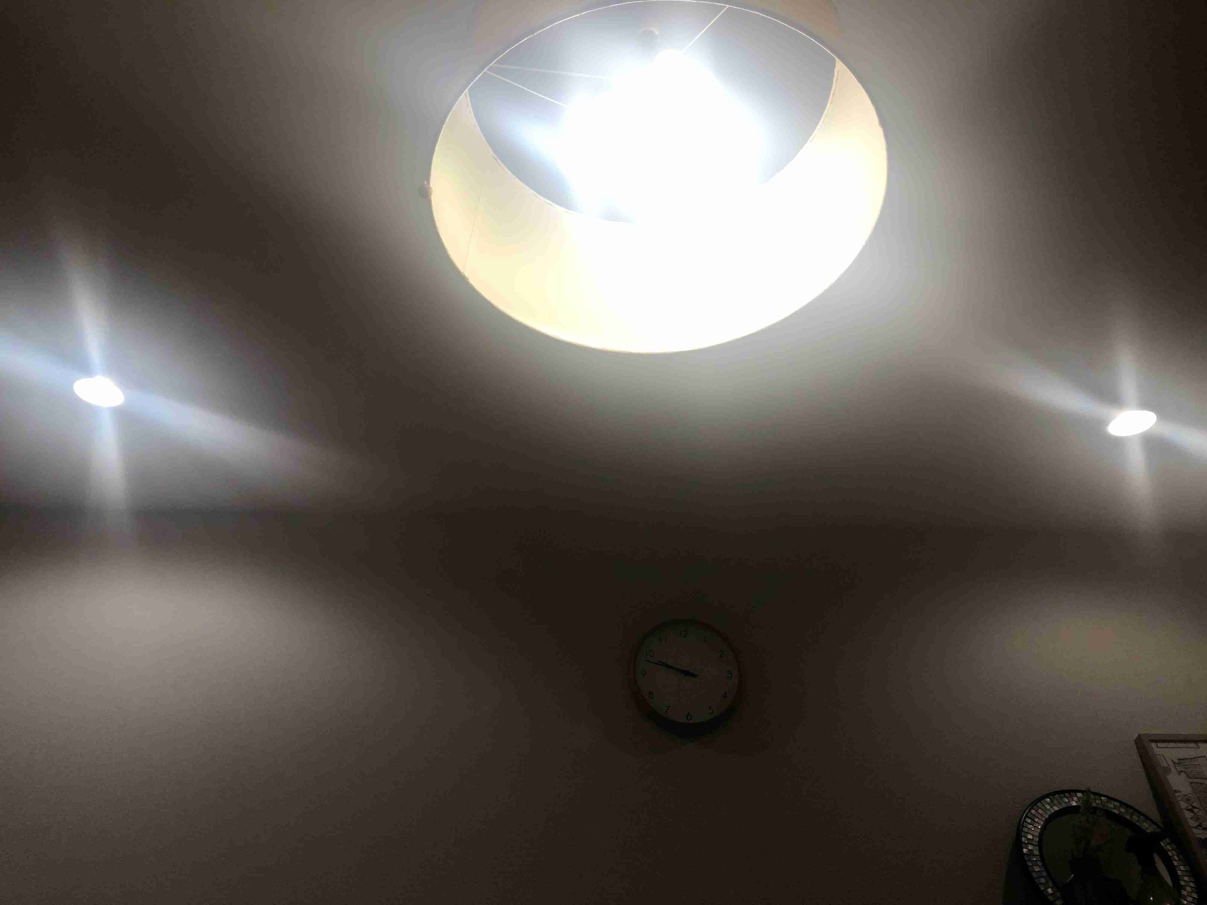 お部屋の天井を見せてください