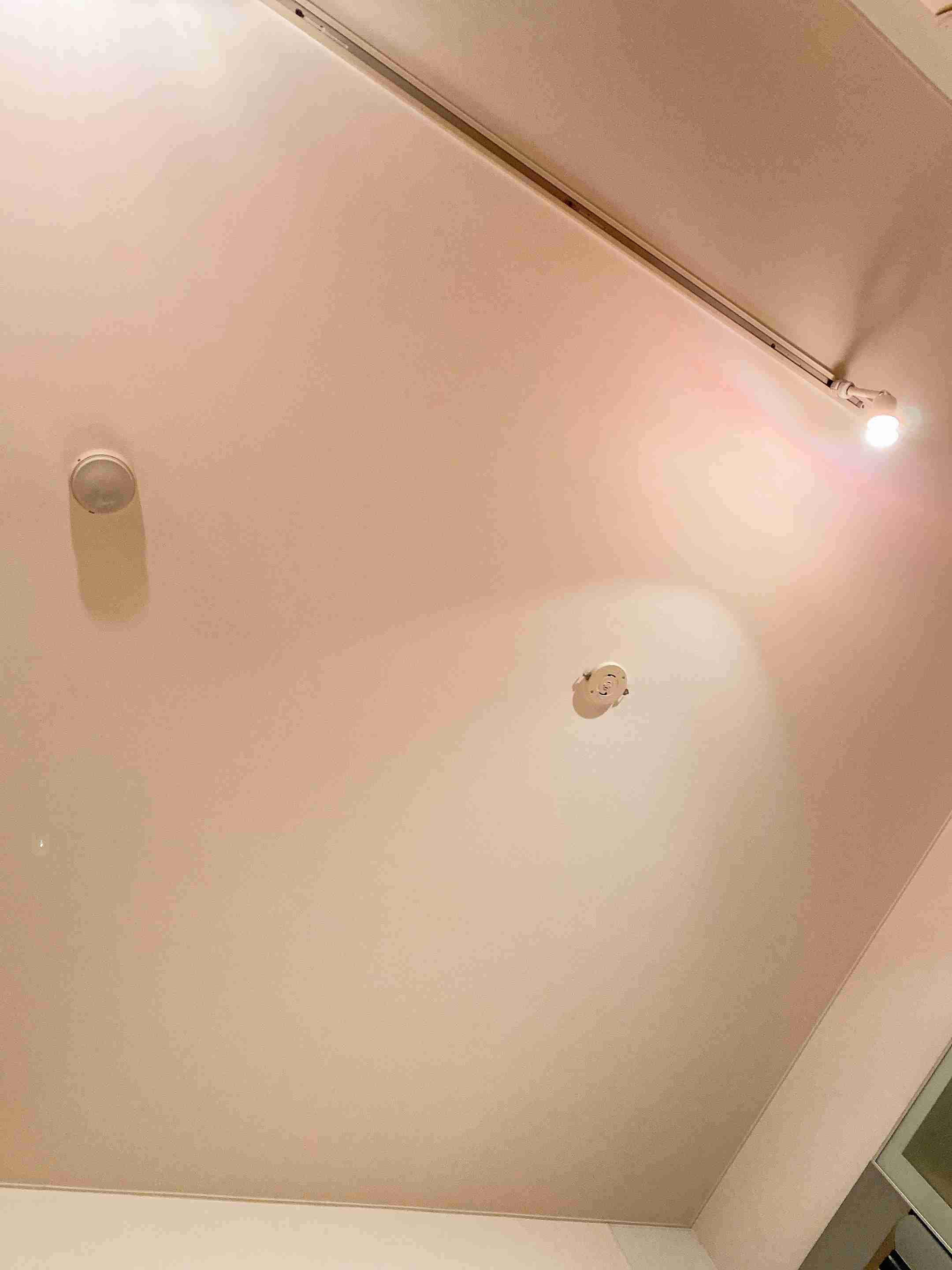 お部屋の天井を見せてください