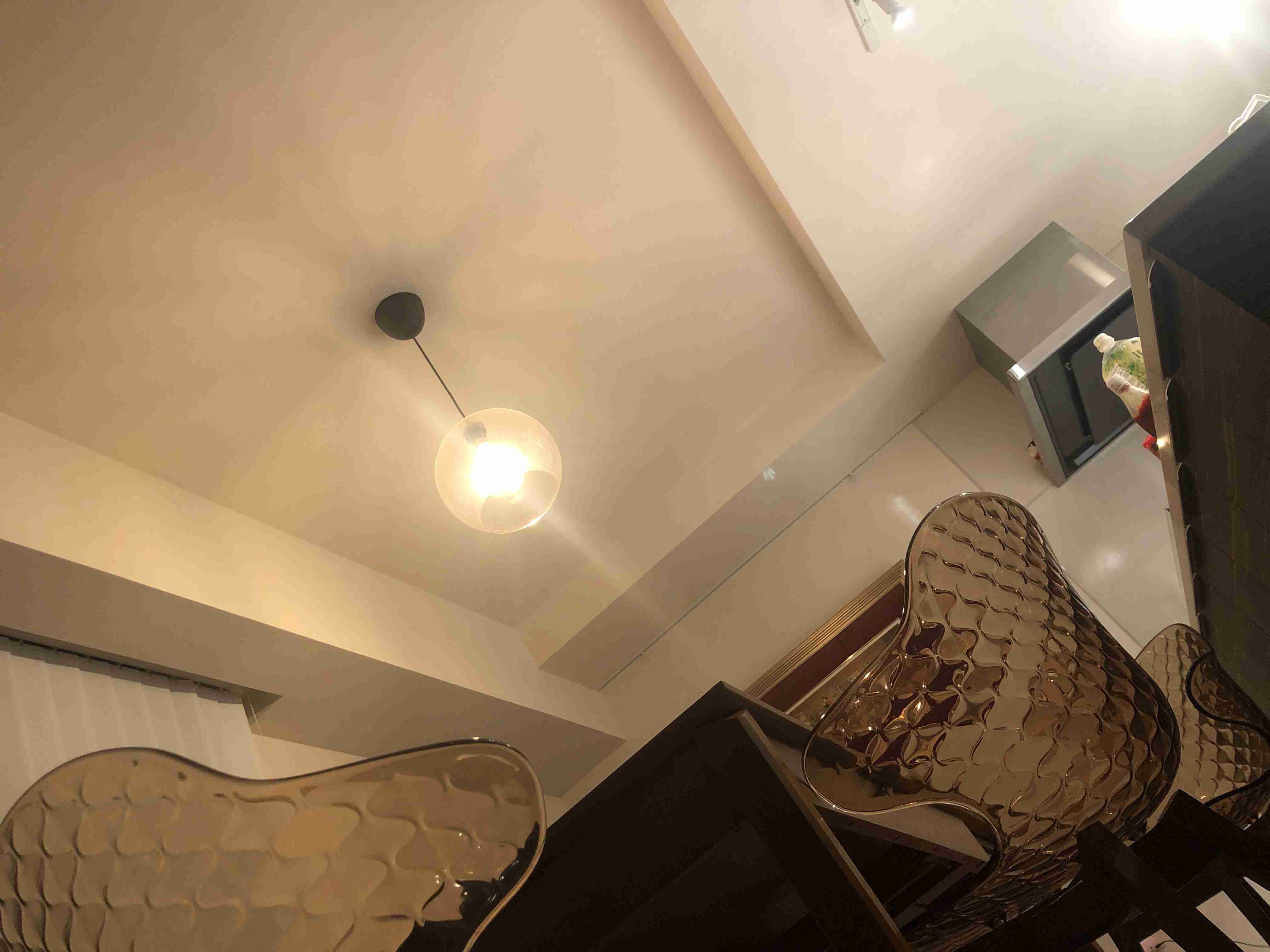 お部屋の天井を見せてください