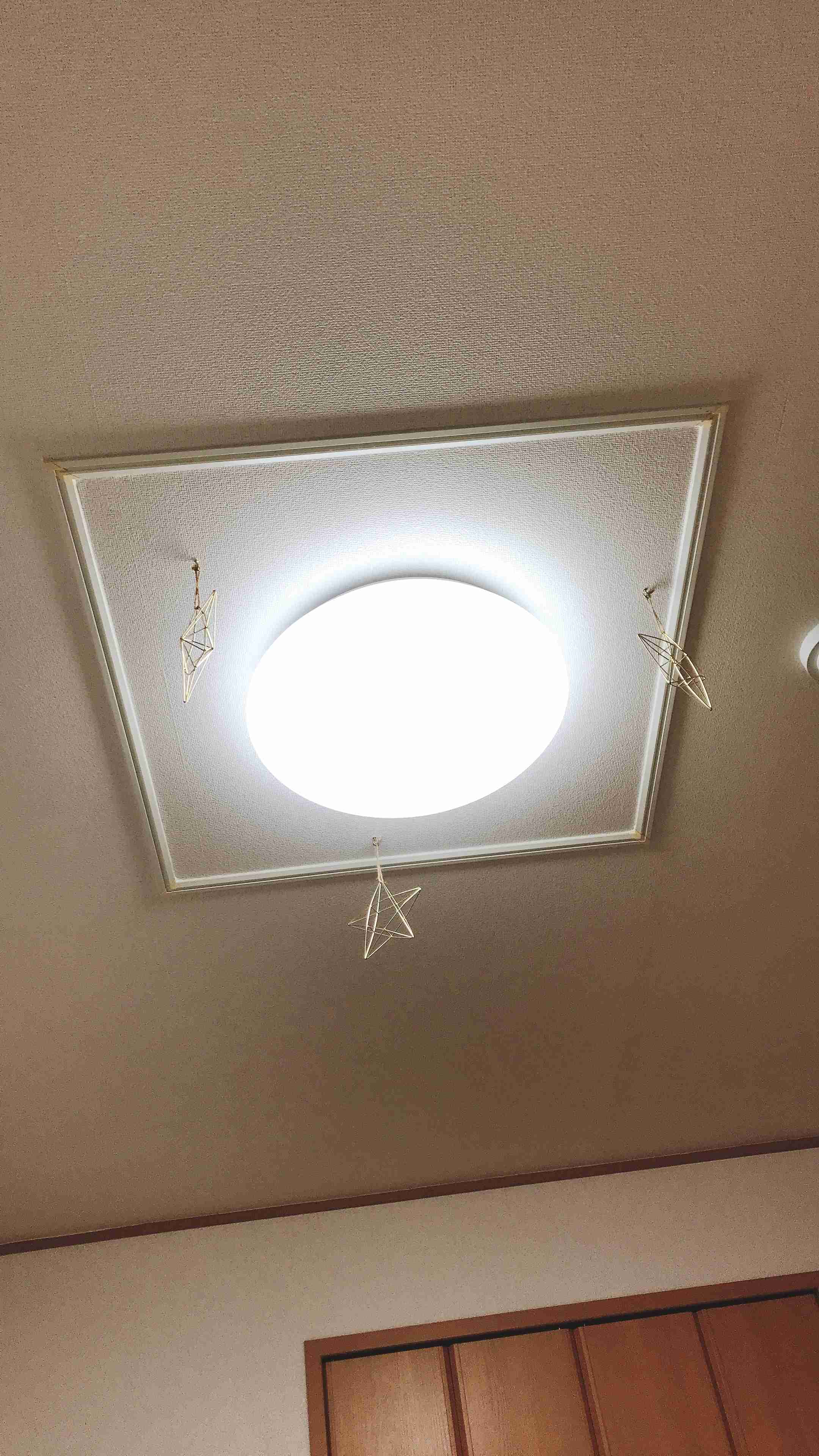 お部屋の天井を見せてください