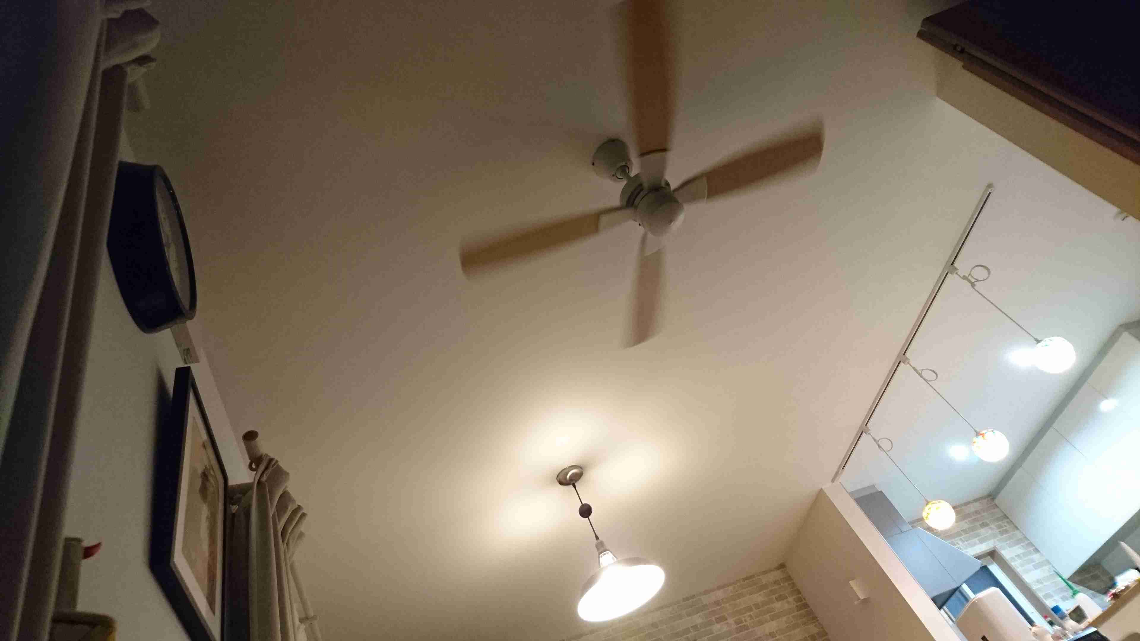 お部屋の天井を見せてください